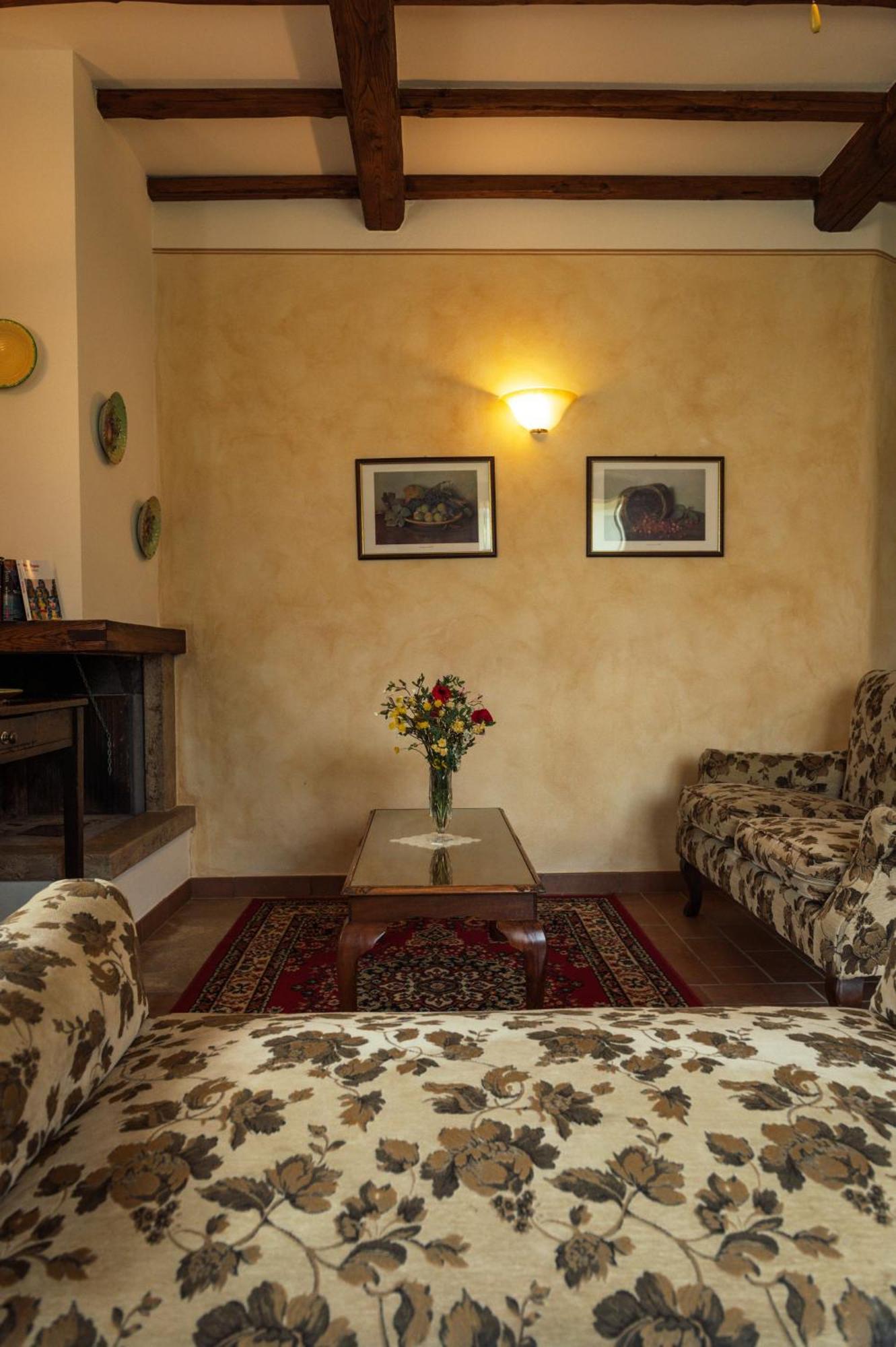 Agriturismo Casal Gheriglio Lucignano Luaran gambar